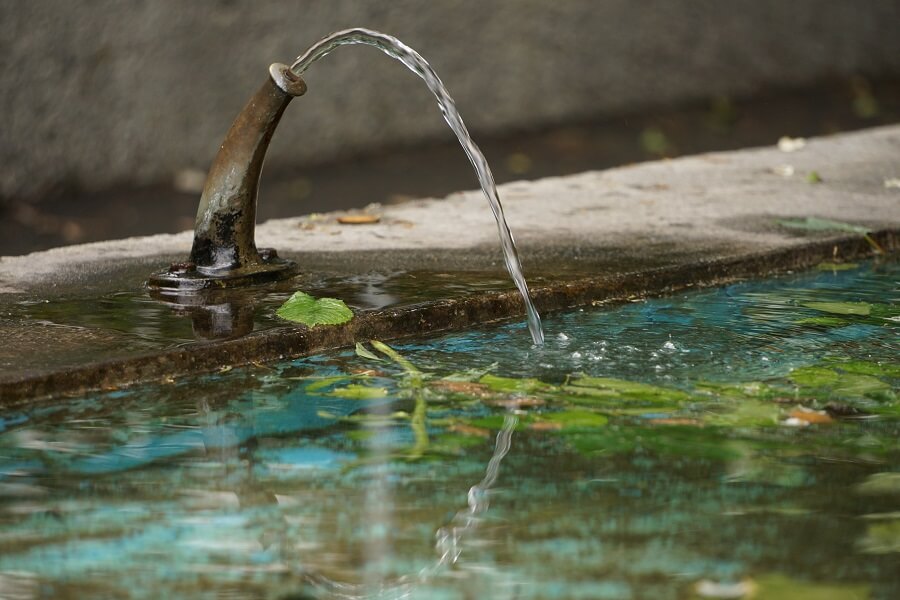 Wie Wasser dich bei deiner Heilung als sensitive Frau unterstützt